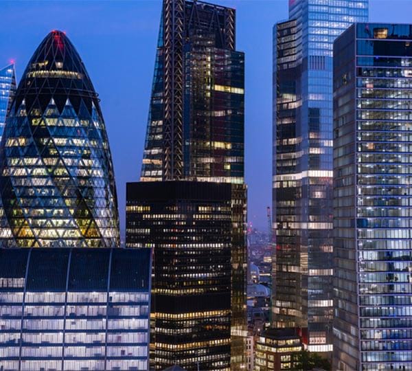 Skyline des Londoner Bankenviertels bei Nacht